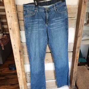 *UNAVAILABLE* Wrangler Q-Babyby ultimate Riding Jeans medium wash bootcut